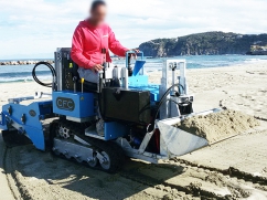Multifunctional beach cleaning machine SPRINT TAPIRO 90 with lift structure and loader bucket